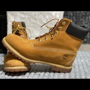 Women’s classic timberlands. Barely worn!